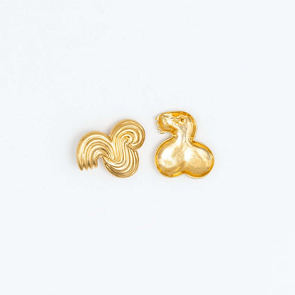 Pair of gold earrings, backside