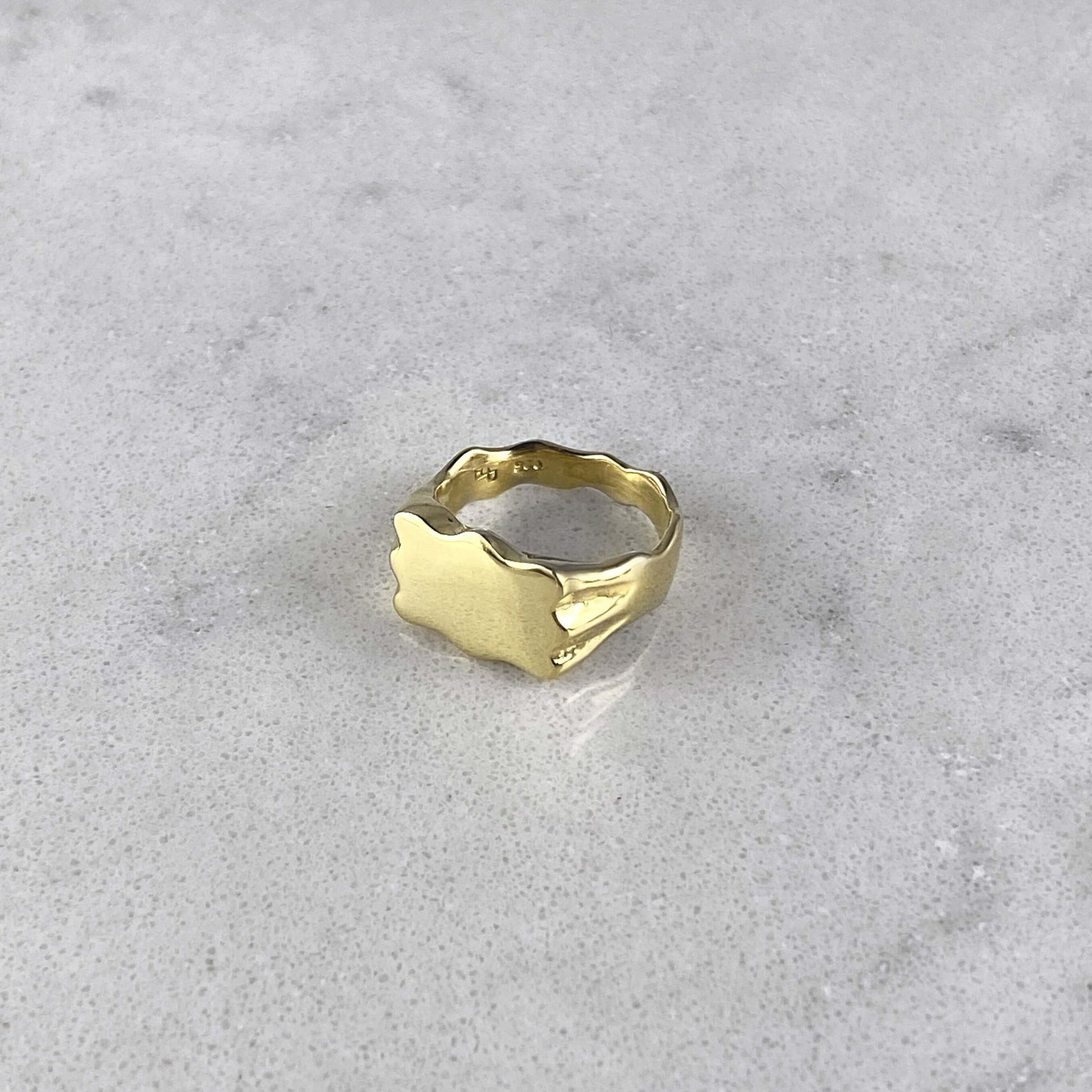 Product photo of a signet ring by Aur Studio in gold.