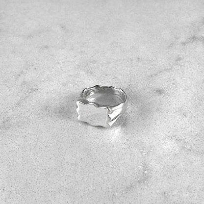 Product photo of a signet ring by Aur Studio in gold.